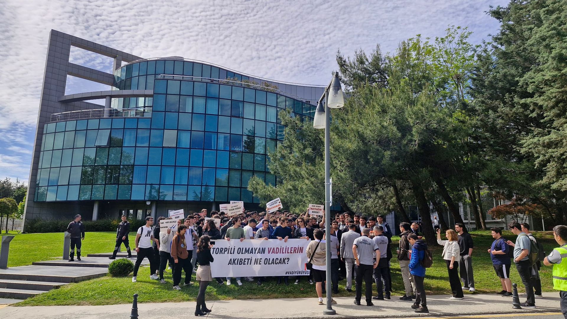 Vadi öğrencileri, kronikleşmiş barınma ve yurt problemleri için yürüyüş düzenledi