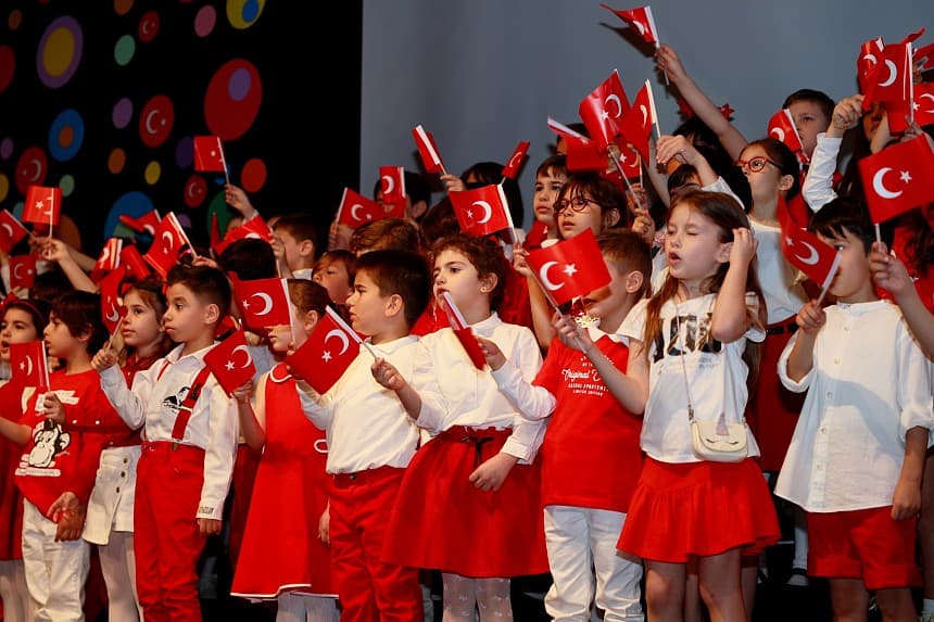 23 Nisan'da çocuklara kampüs gezisi