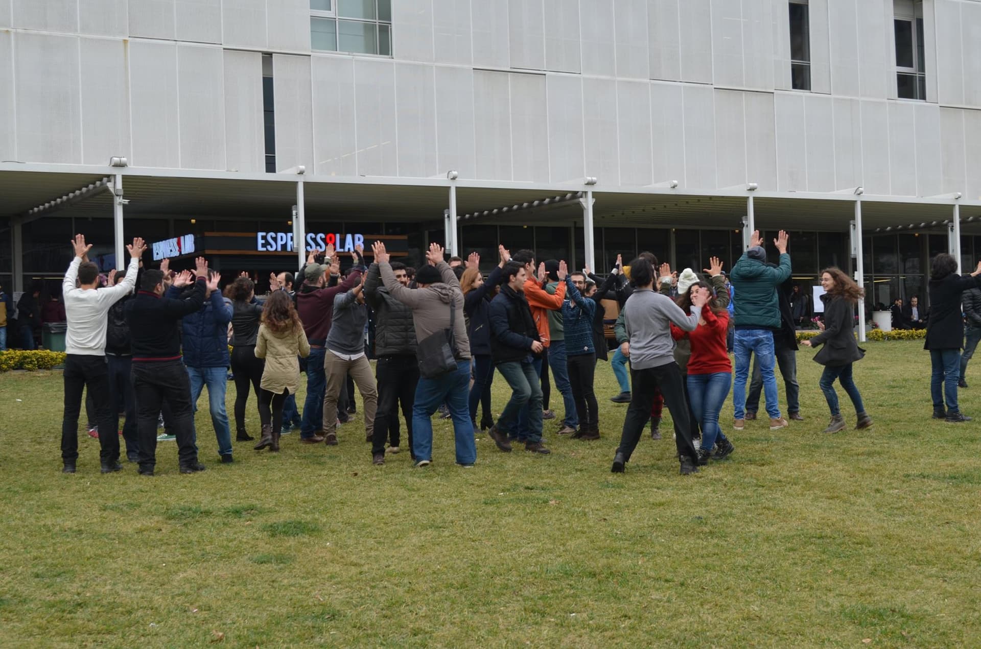 MED çimenlerde açık prova