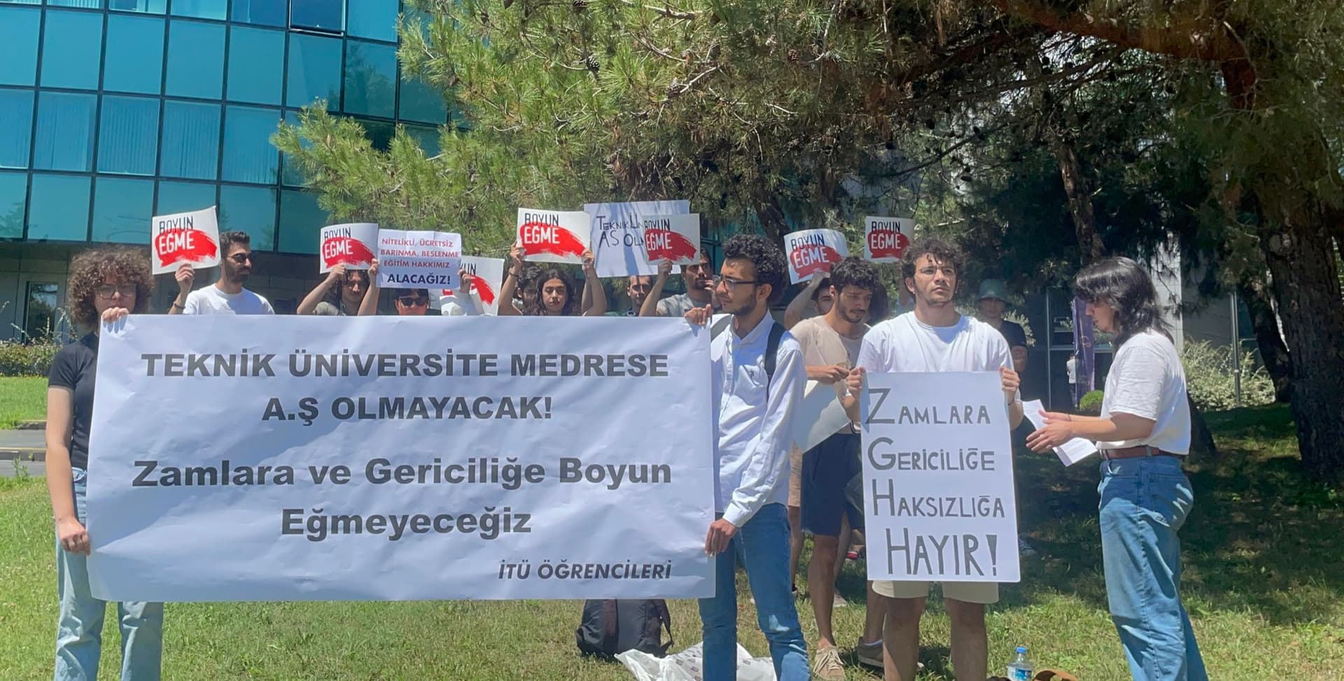 İTÜ öğrencileri zam yağmurunu protesto etti