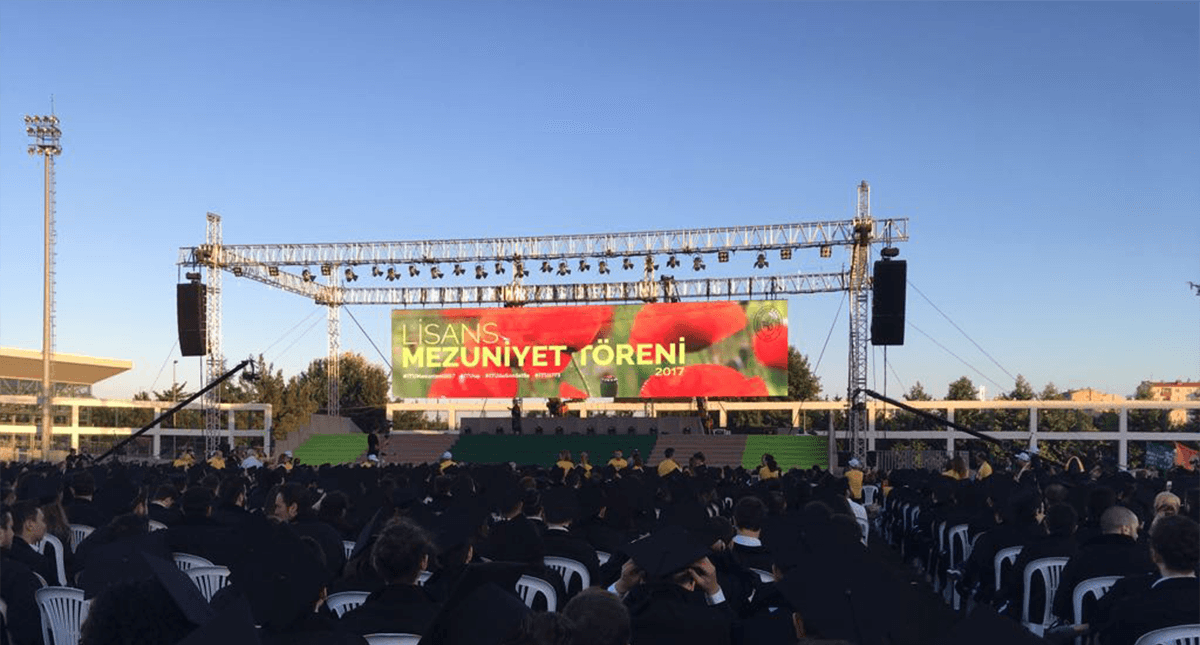 2017 mezunları keplerini attı