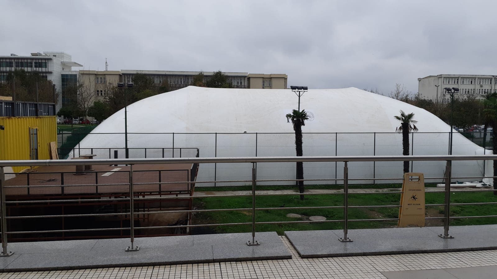 Tenis kortunun üstü kapatıldı